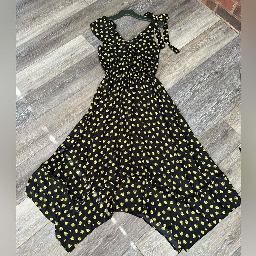 🛍️ beautiful floral dress with excellent condition.